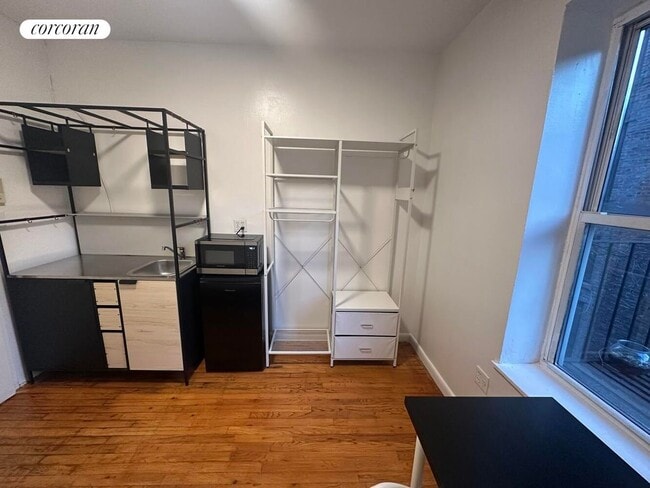 Photo - 310 W 20th St