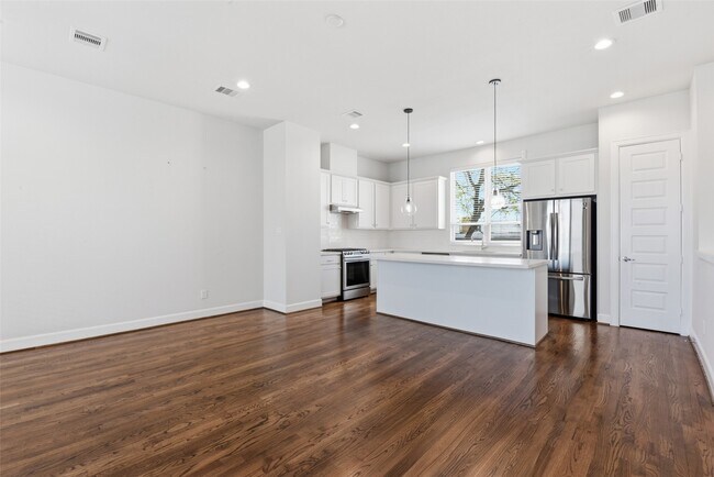 Building Photo - 3024 Charline