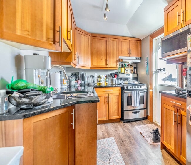 Building Photo - 532 Wardlaw Av Unit 3