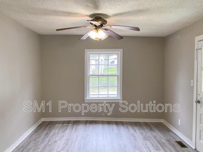 Photo - 915 Willow Rd