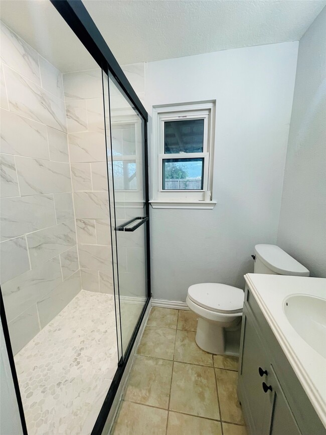 Building Photo - 1225 Clover Dr