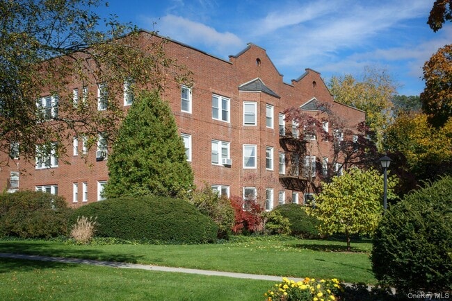 Building Photo - 365 Stewart Ave Unit A14