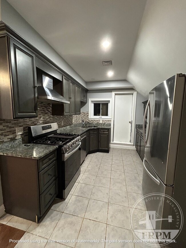 Building Photo - 176 Snell St Unit 2