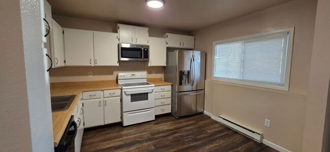 Photo - 4931 Green River St