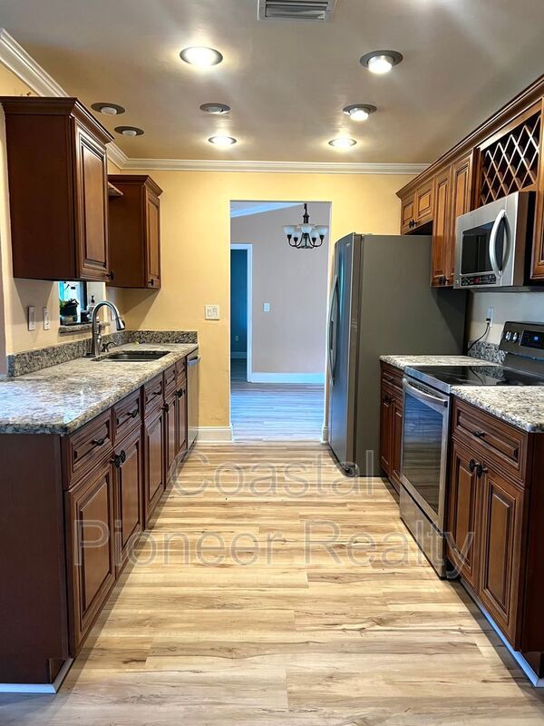 Photo - 3233 Oakwood Pl