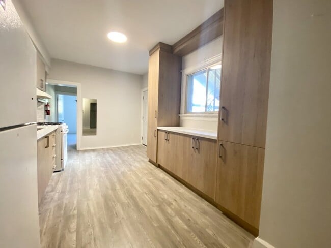 Photo - 1078 College St Unit Main