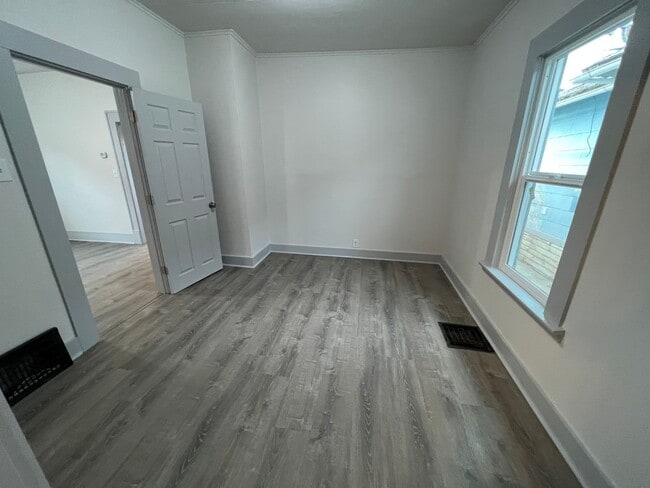 Photo - 114 7th St S