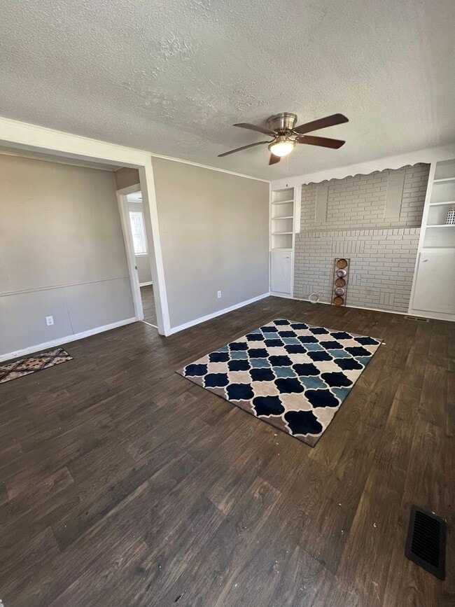 Building Photo - COMING SOON! 3 BEDROOM HOUSE! DEPOSIT-FREE Renting option thru OBLIGO! Deposit Alternative avail...