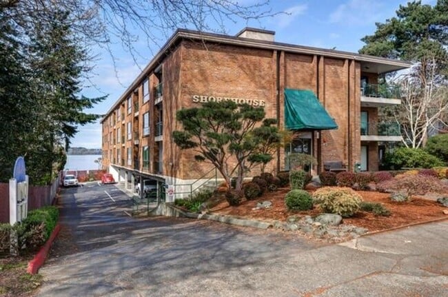 Building Photo - One of Kind Downtown Kirkland Strip 1bd 1bath Condo! Unit 203