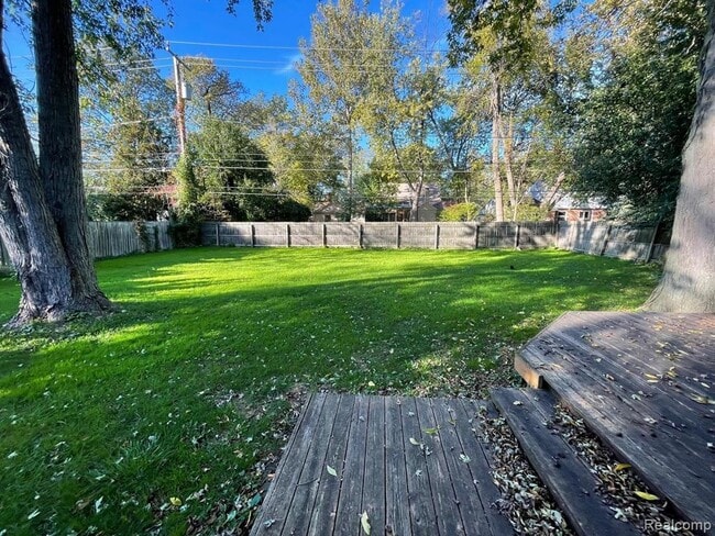 Photo - 1749 E Maple Rd