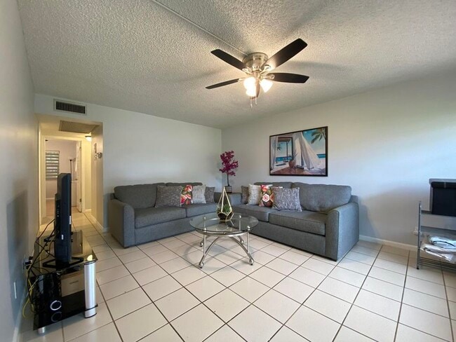 Building Photo - 305 Windsor N Unit Recently updated 2-bedroo Rental