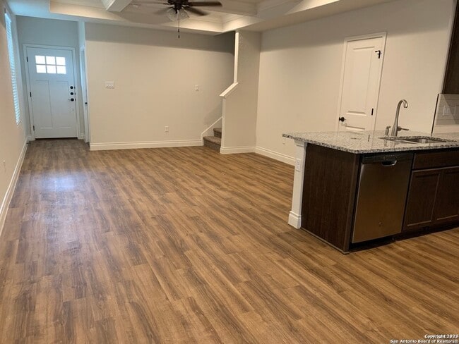 Photo - 333 Untermaier St