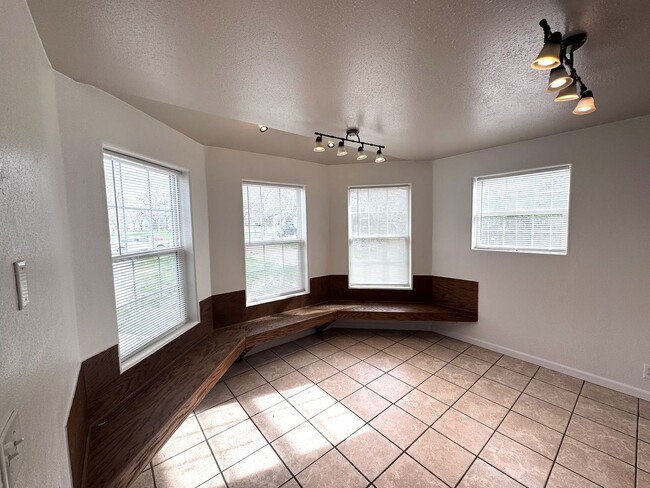 Photo - 2005 8th Ave N