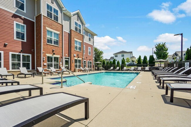 Elan Apartments Sparkling Outdoor Pool