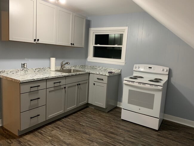 Building Photo - 94 Old Colony Ave Unit 3