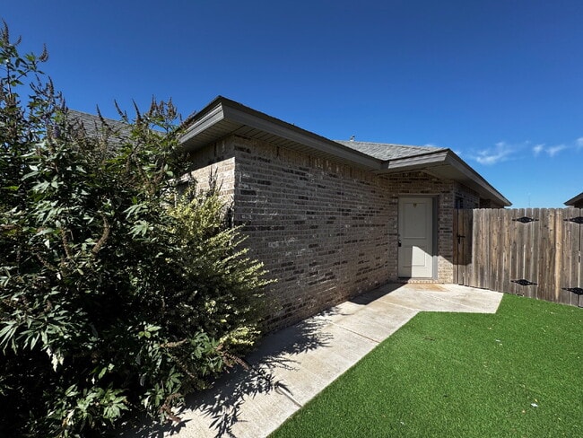 Building Photo - Beautiful Townhome Located in Veridian Eas...