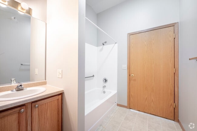 2BR, 2BA - 1080SF - Bathroom