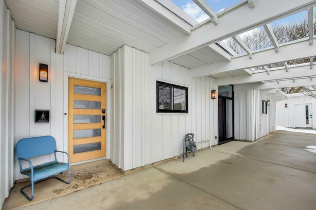 Photo - 2649 Crawford Ave