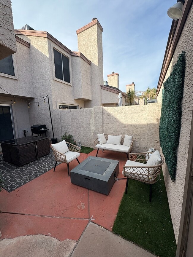 Patio connecting kitchen and living room - 3315 E Kelton Ln Unit 105