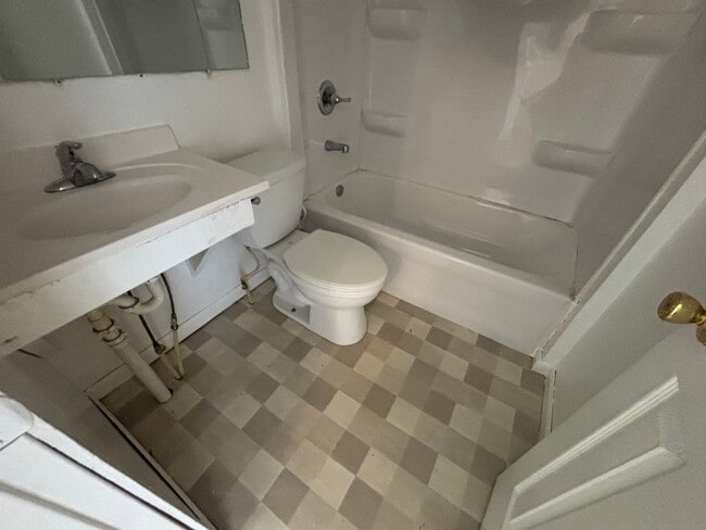 218 Kansas St Apartment