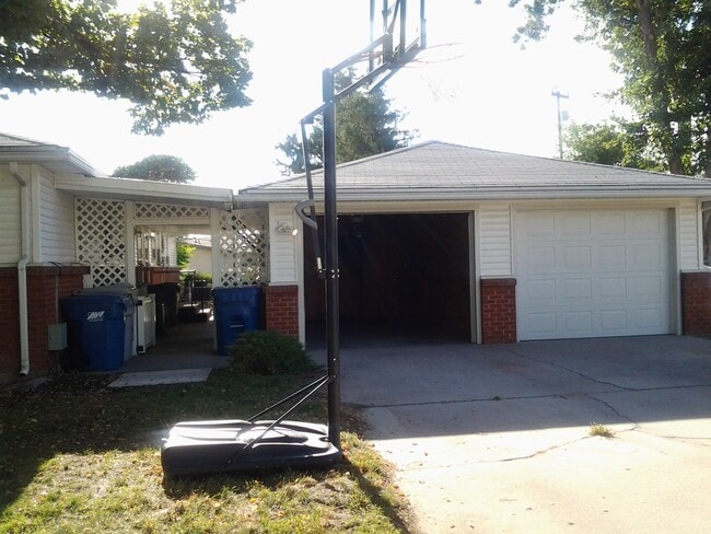 garage - 1719 N Westland Dr Unit 1719