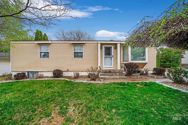 Building Photo - 1559 Aspen St Unit B1