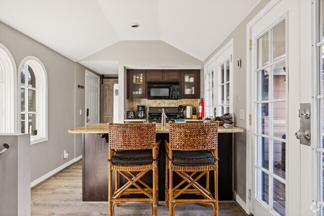 Building Photo - 590 Oak Knoll Cir Rental
