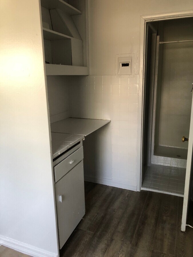 eating area and entrance to bathroom - 937 N Benton Way Unidad 2a