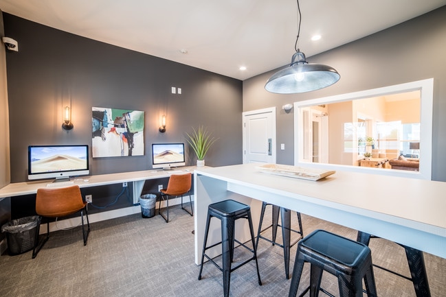 Business Center - Trailside Flats