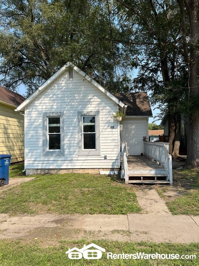 Building Photo - 905 SE 9th St