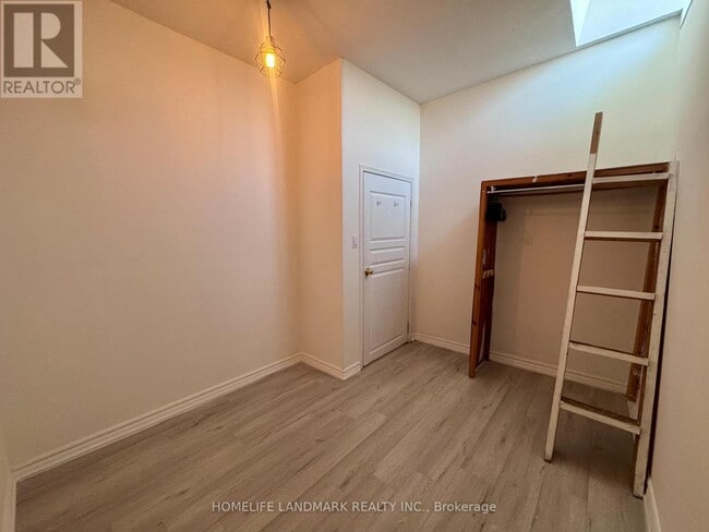 Photo - 450 Spadina Ave.