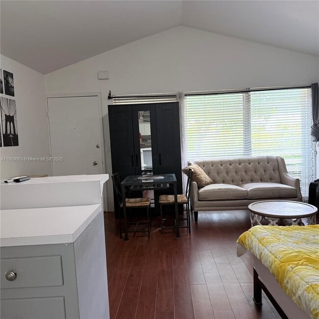 Building Photo - 2633 NE 32nd St Unit 1-2