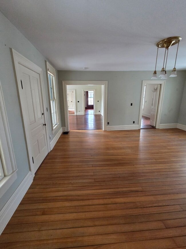 Building Photo - 4 Bed 2 Bath