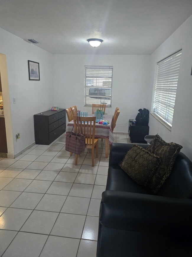 Photo - 464 E 50th St