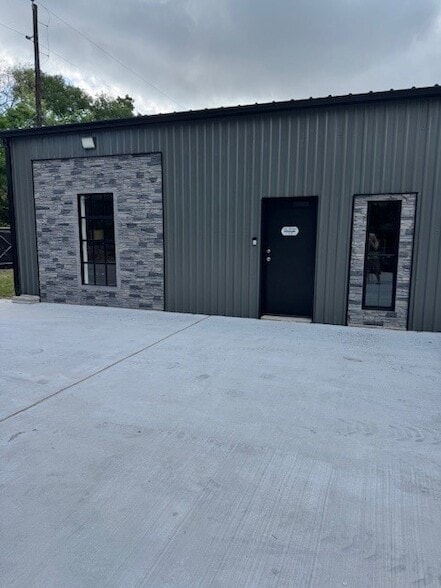 Building Photo - 18723 Mirror Lake Dr