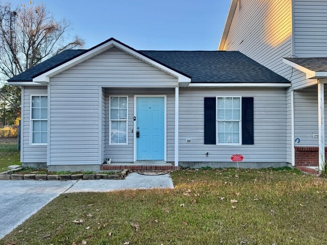 Building Photo - Adorable 2BR/2 Bath Duplex!