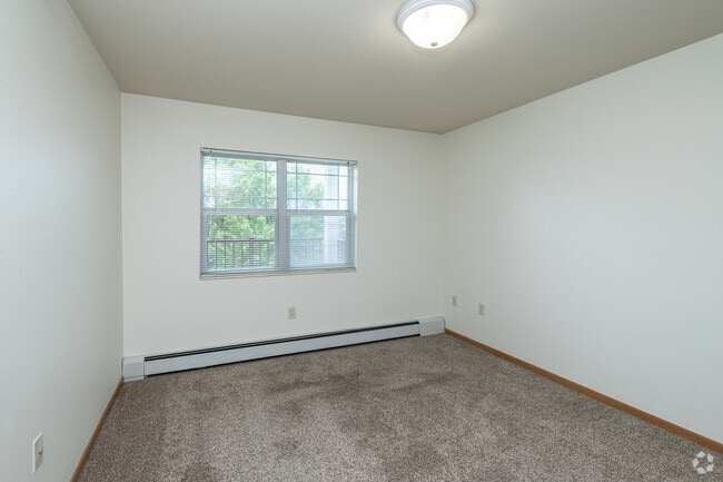 2BR, 1BA - 1,041SF - Primary Bedroom