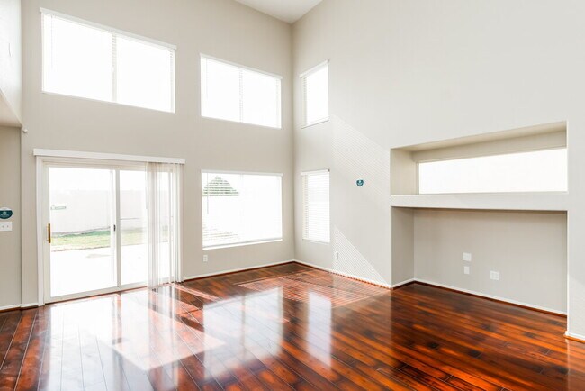 Photo - 799 Plantain Lily Ave