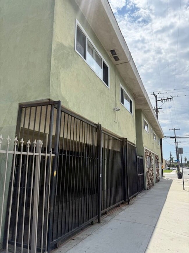 Building Photo - Spacious remodeled 2 BR apartment - Inglew... Unit 10730 Burin Ave #4