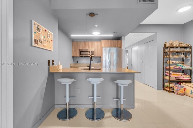 Building Photo - 488 NE 18th St Unit 2104