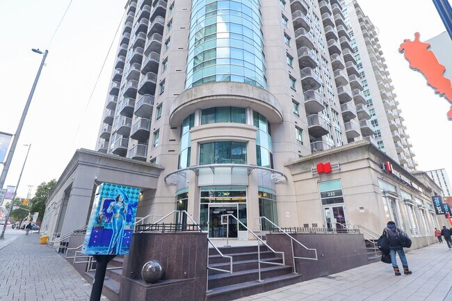 Building Photo - 242 Rideau St