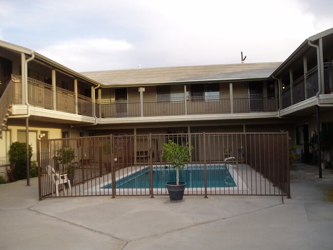 Building Photo - 2620 Apple Ave Unit #A Rental