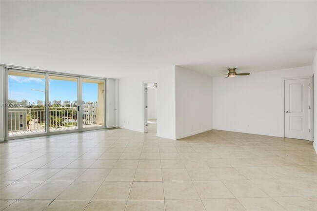 Photo - 9500 W Bay Harbor Dr Unidad 7H