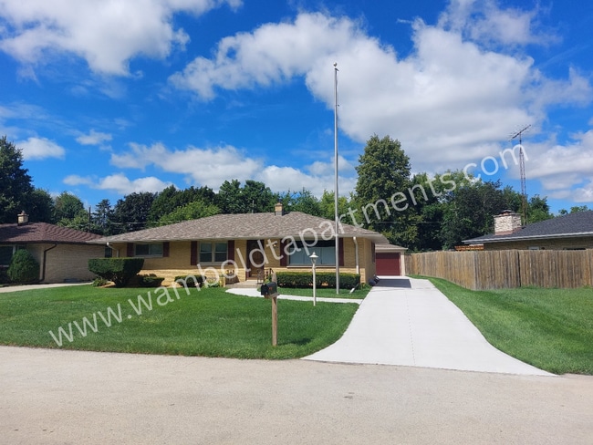 Building Photo - 3 bedroom 1.5 bath brick ranch home with f...