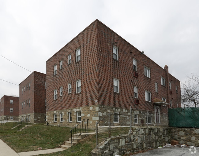 Photo - 7408 - 7428 Alma St