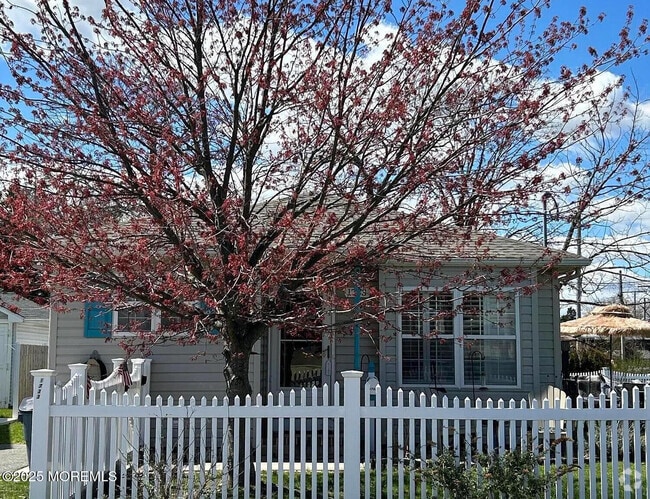 Building Photo - 1733 Melrose Ave Rental