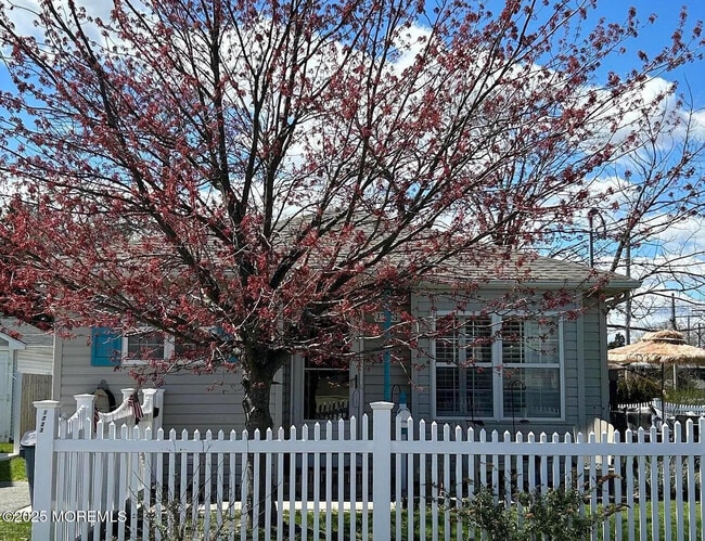 Building Photo - 1733 Melrose Ave Rental