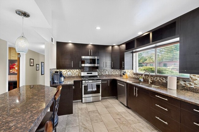 cocina espaciosa - 4715 Marquette Ave NE