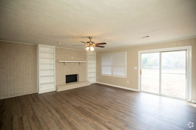 Building Photo - ** 4 Bed 2 Bath located in Rosemont Height... Rental