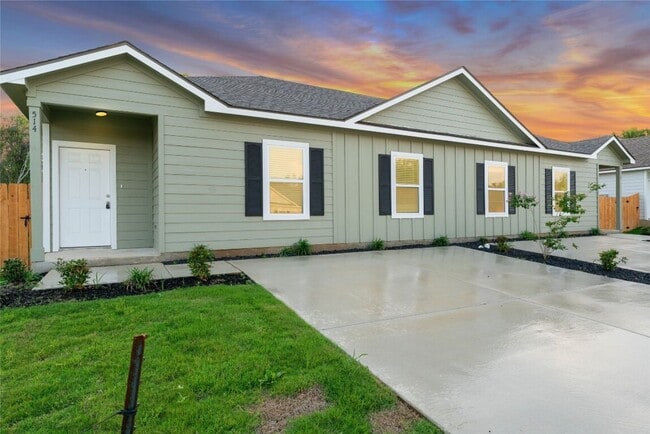 Building Photo - Stunning New Duplex Home in Seguin Unit 514 Hudson St